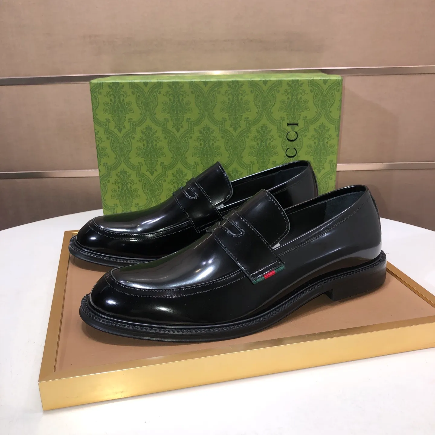 Factory batch 500💰Italy’s top luxury men’s shoe giant (GUCCI) (Gucci) (full cowhide lining) new arrival🍃Original European style🔰 Pleasant to the eye😍In order to make the shoes more durable and non-deformable🌀The production continues to follow traditional methods but there is still no lack of innovation💪The original sheepskin is selected for the leather♻️Smooth, natural and extra bright⭐Made of imported cowhide The rich man’s first choice 38-45 (45 customized)